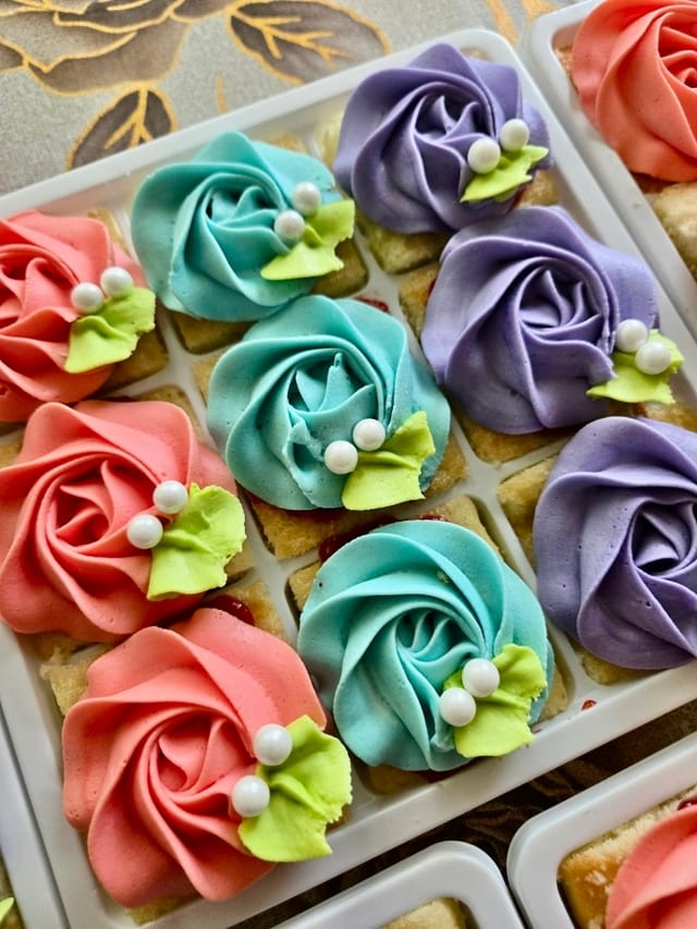 Mini flower cake.