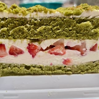Matcha & strawberry cake