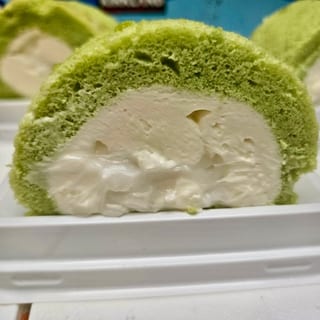 pandan & coconut cake roll